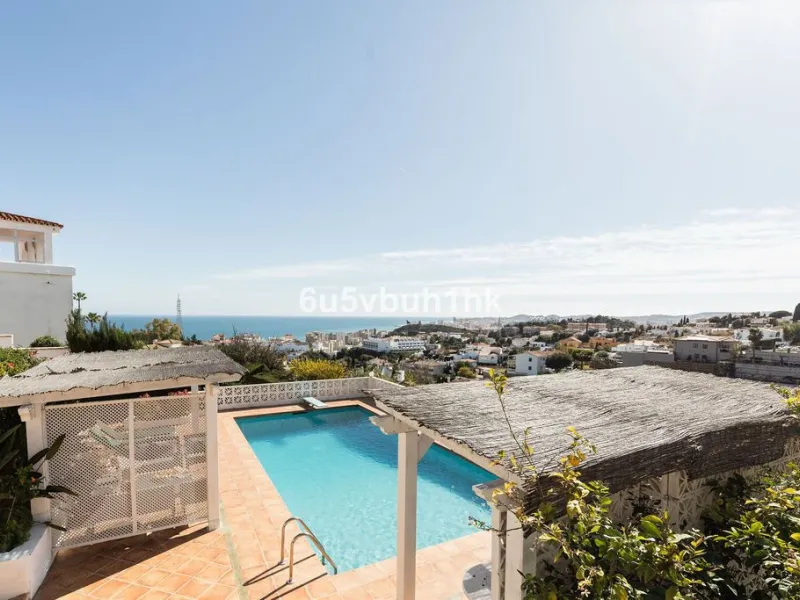 House - Detached Villa в продаже в Fuengirola, Málaga. В доме 4 спален и 6 ванных комнат. Площадь дома 300 м². Площадь участка 1000 м²