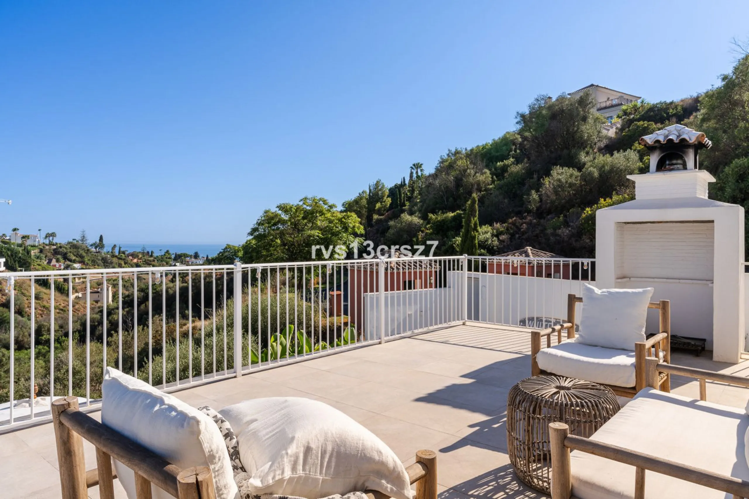 A wonderful opportunity: a luxurious, renovated Ibiza-style villa, unique in its kind, with plenty of privacy and stunning views of the Costa del Sol sea and mountains. This tastefully designed, unique villa offers exceptional privacy thanks to its four e