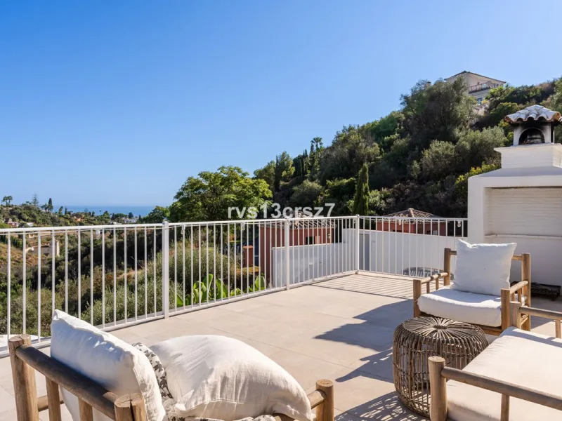 A wonderful opportunity: a luxurious, renovated Ibiza-style villa, unique in its kind, with plenty of privacy and stunning views of the Costa del Sol sea and mountains. This tastefully designed, unique villa offers exceptional privacy thanks to its four e