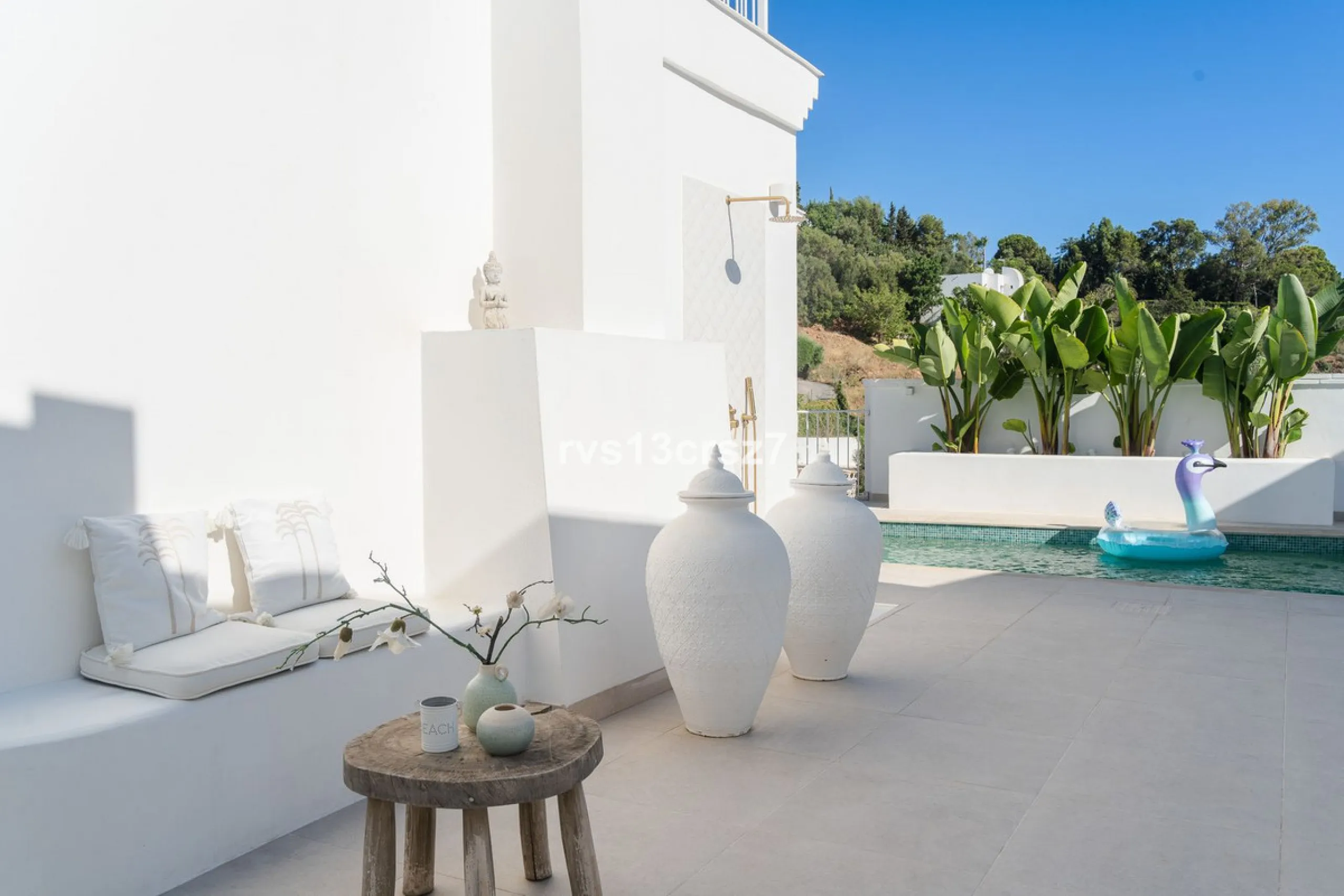 A wonderful opportunity: a luxurious, renovated Ibiza-style villa, unique in its kind, with plenty of privacy and stunning views of the Costa del Sol sea and mountains. This tastefully designed, unique villa offers exceptional privacy thanks to its four e