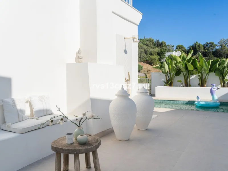 A wonderful opportunity: a luxurious, renovated Ibiza-style villa, unique in its kind, with plenty of privacy and stunning views of the Costa del Sol sea and mountains. This tastefully designed, unique villa offers exceptional privacy thanks to its four e