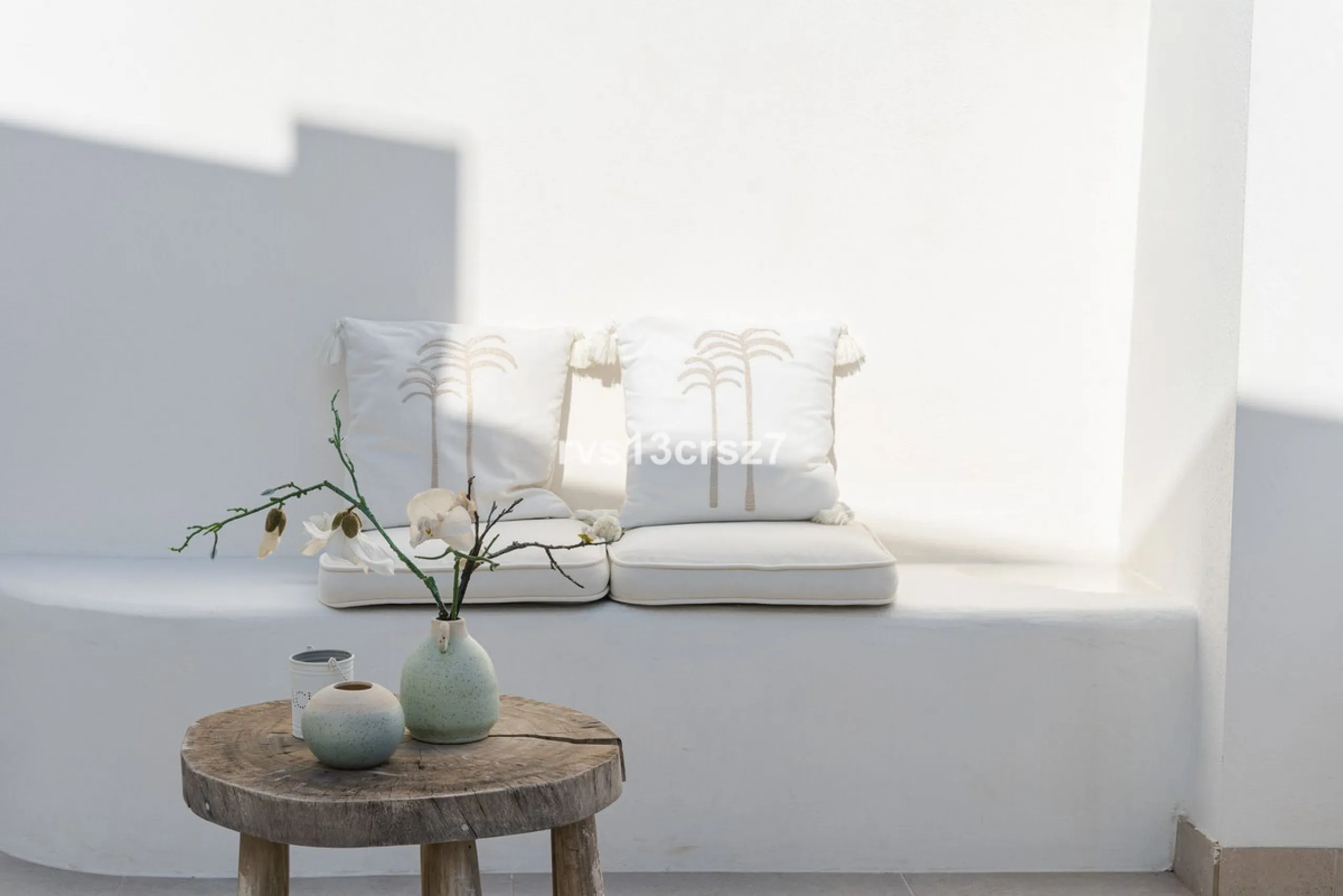 A wonderful opportunity: a luxurious, renovated Ibiza-style villa, unique in its kind, with plenty of privacy and stunning views of the Costa del Sol sea and mountains. This tastefully designed, unique villa offers exceptional privacy thanks to its four e