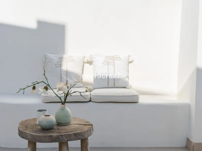 A wonderful opportunity: a luxurious, renovated Ibiza-style villa, unique in its kind, with plenty of privacy and stunning views of the Costa del Sol sea and mountains. This tastefully designed, unique villa offers exceptional privacy thanks to its four e