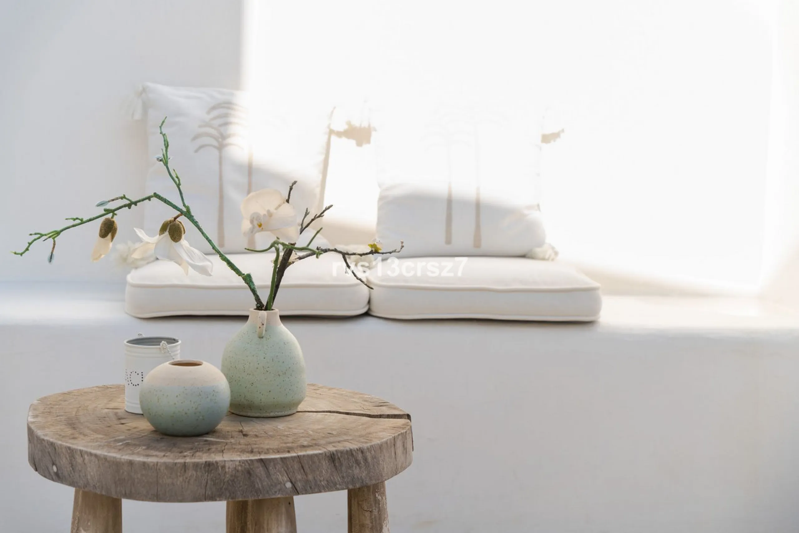 A wonderful opportunity: a luxurious, renovated Ibiza-style villa, unique in its kind, with plenty of privacy and stunning views of the Costa del Sol sea and mountains. This tastefully designed, unique villa offers exceptional privacy thanks to its four e