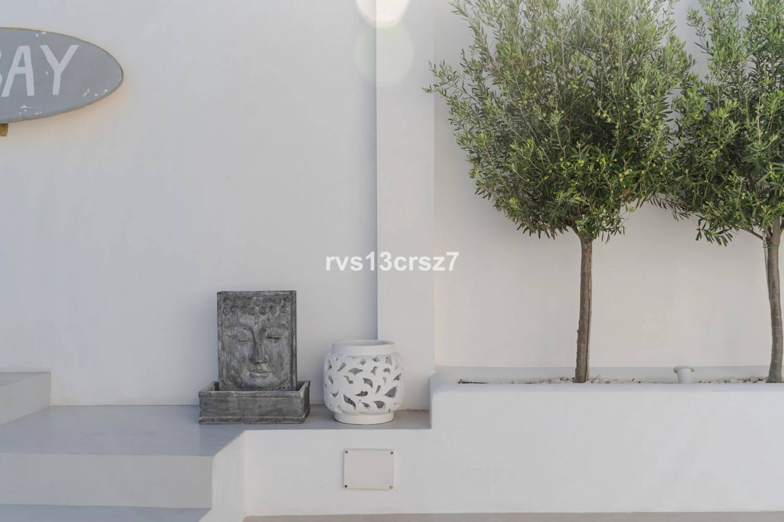 A wonderful opportunity: a luxurious, renovated Ibiza-style villa, unique in its kind, with plenty of privacy and stunning views of the Costa del Sol sea and mountains. This tastefully designed, unique villa offers exceptional privacy thanks to its four e