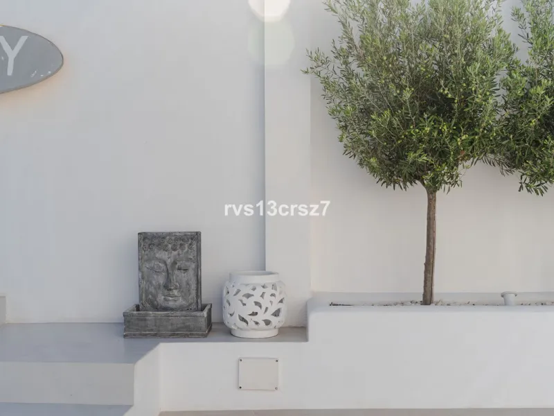 A wonderful opportunity: a luxurious, renovated Ibiza-style villa, unique in its kind, with plenty of privacy and stunning views of the Costa del Sol sea and mountains. This tastefully designed, unique villa offers exceptional privacy thanks to its four e