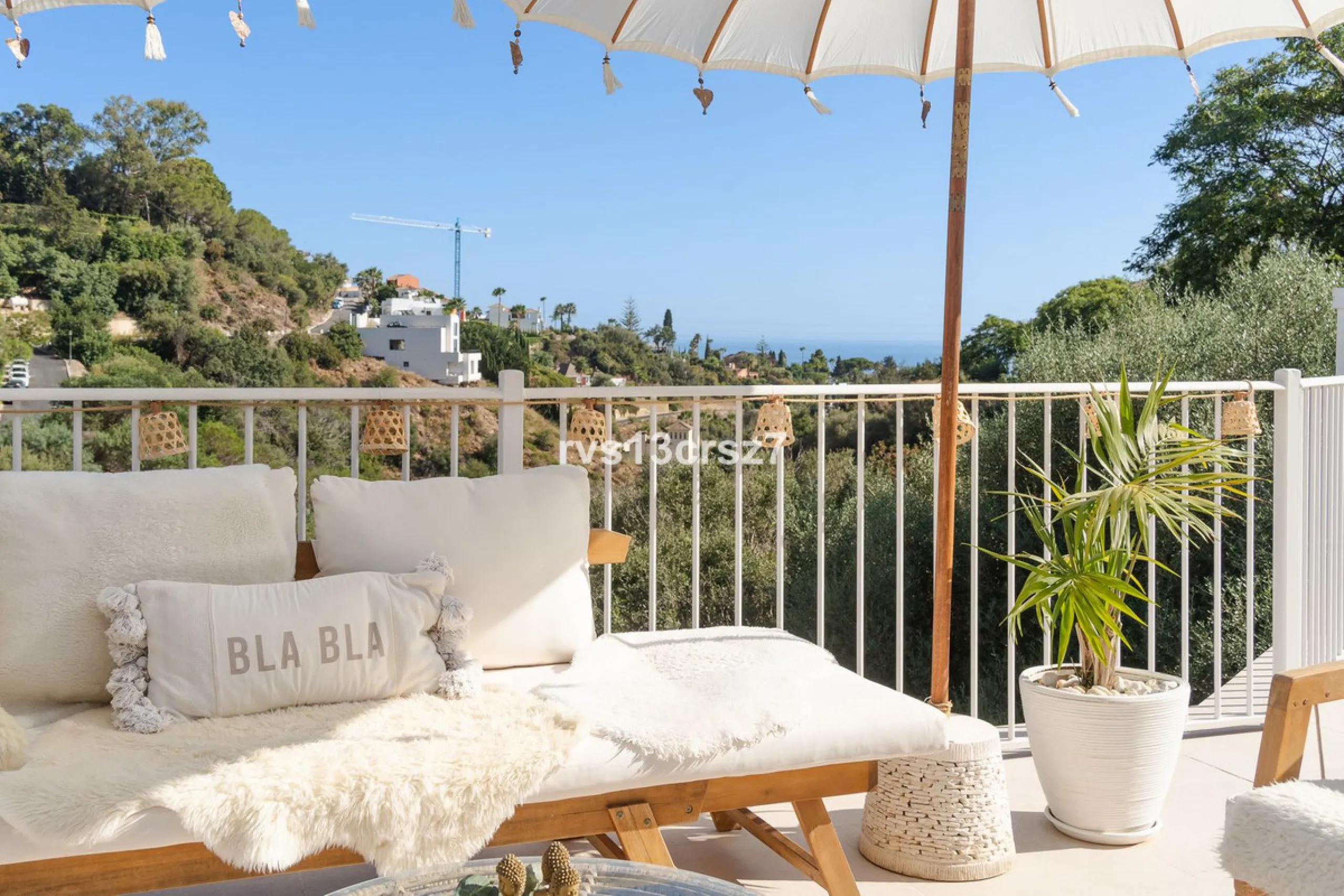 A wonderful opportunity: a luxurious, renovated Ibiza-style villa, unique in its kind, with plenty of privacy and stunning views of the Costa del Sol sea and mountains. This tastefully designed, unique villa offers exceptional privacy thanks to its four e
