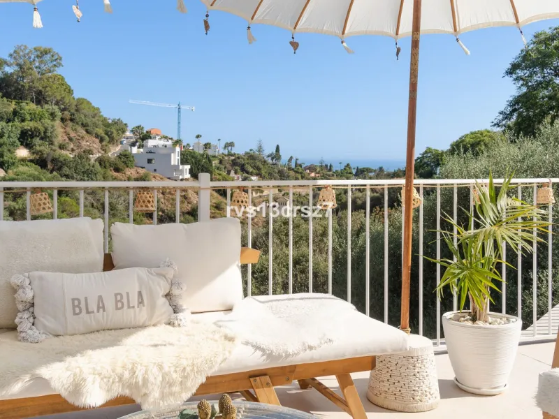 A wonderful opportunity: a luxurious, renovated Ibiza-style villa, unique in its kind, with plenty of privacy and stunning views of the Costa del Sol sea and mountains. This tastefully designed, unique villa offers exceptional privacy thanks to its four e