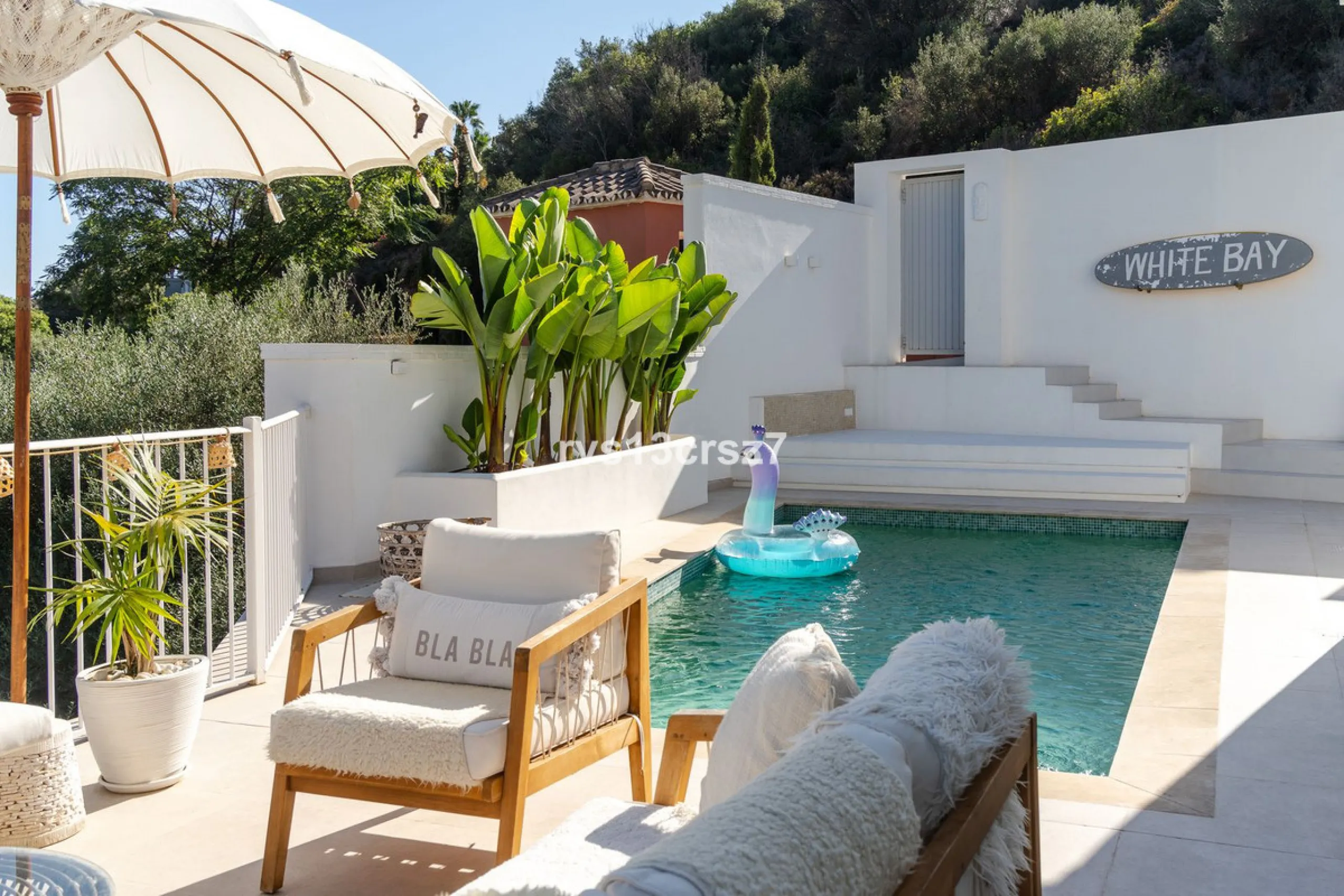 A wonderful opportunity: a luxurious, renovated Ibiza-style villa, unique in its kind, with plenty of privacy and stunning views of the Costa del Sol sea and mountains. This tastefully designed, unique villa offers exceptional privacy thanks to its four e