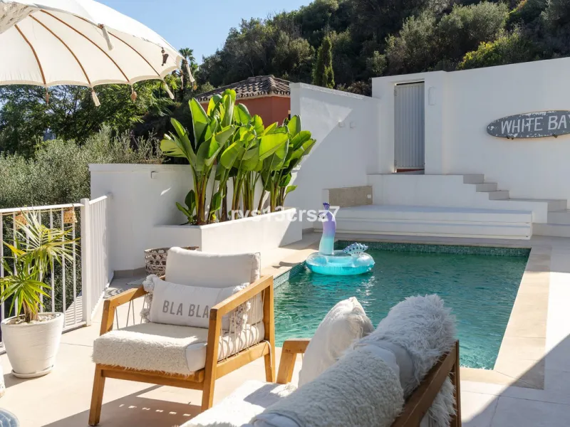 A wonderful opportunity: a luxurious, renovated Ibiza-style villa, unique in its kind, with plenty of privacy and stunning views of the Costa del Sol sea and mountains. This tastefully designed, unique villa offers exceptional privacy thanks to its four e