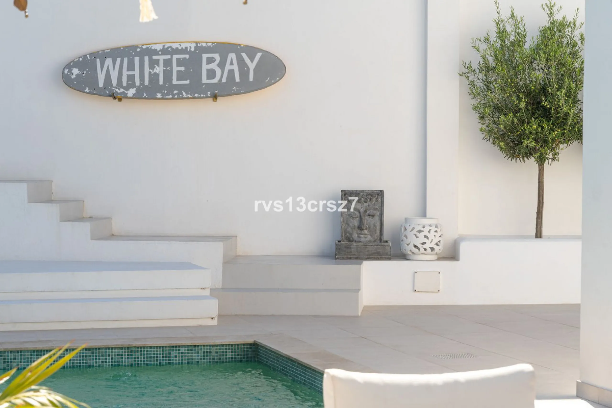 A wonderful opportunity: a luxurious, renovated Ibiza-style villa, unique in its kind, with plenty of privacy and stunning views of the Costa del Sol sea and mountains. This tastefully designed, unique villa offers exceptional privacy thanks to its four e