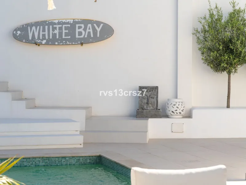 A wonderful opportunity: a luxurious, renovated Ibiza-style villa, unique in its kind, with plenty of privacy and stunning views of the Costa del Sol sea and mountains. This tastefully designed, unique villa offers exceptional privacy thanks to its four e