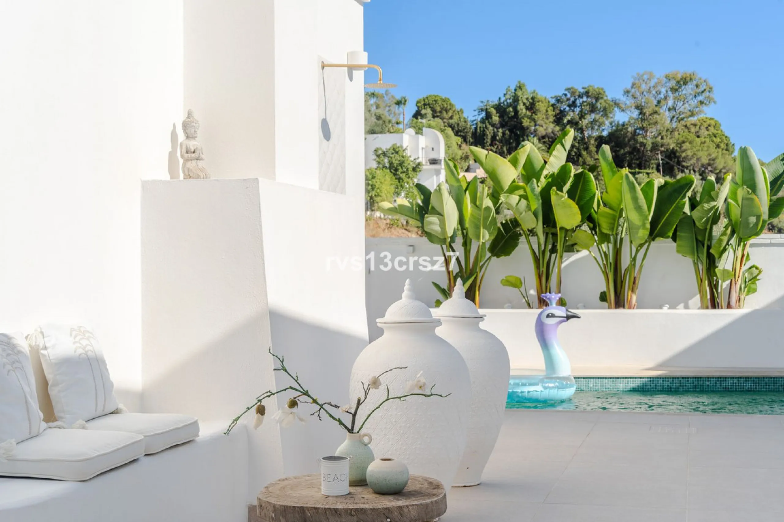 A wonderful opportunity: a luxurious, renovated Ibiza-style villa, unique in its kind, with plenty of privacy and stunning views of the Costa del Sol sea and mountains. This tastefully designed, unique villa offers exceptional privacy thanks to its four e