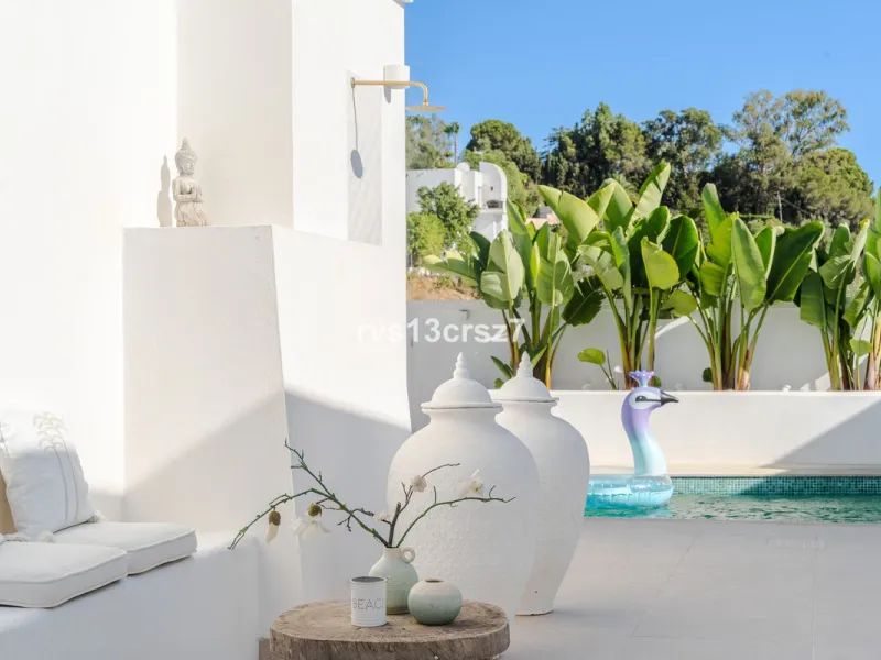 A wonderful opportunity: a luxurious, renovated Ibiza-style villa, unique in its kind, with plenty of privacy and stunning views of the Costa del Sol sea and mountains. This tastefully designed, unique villa offers exceptional privacy thanks to its four e