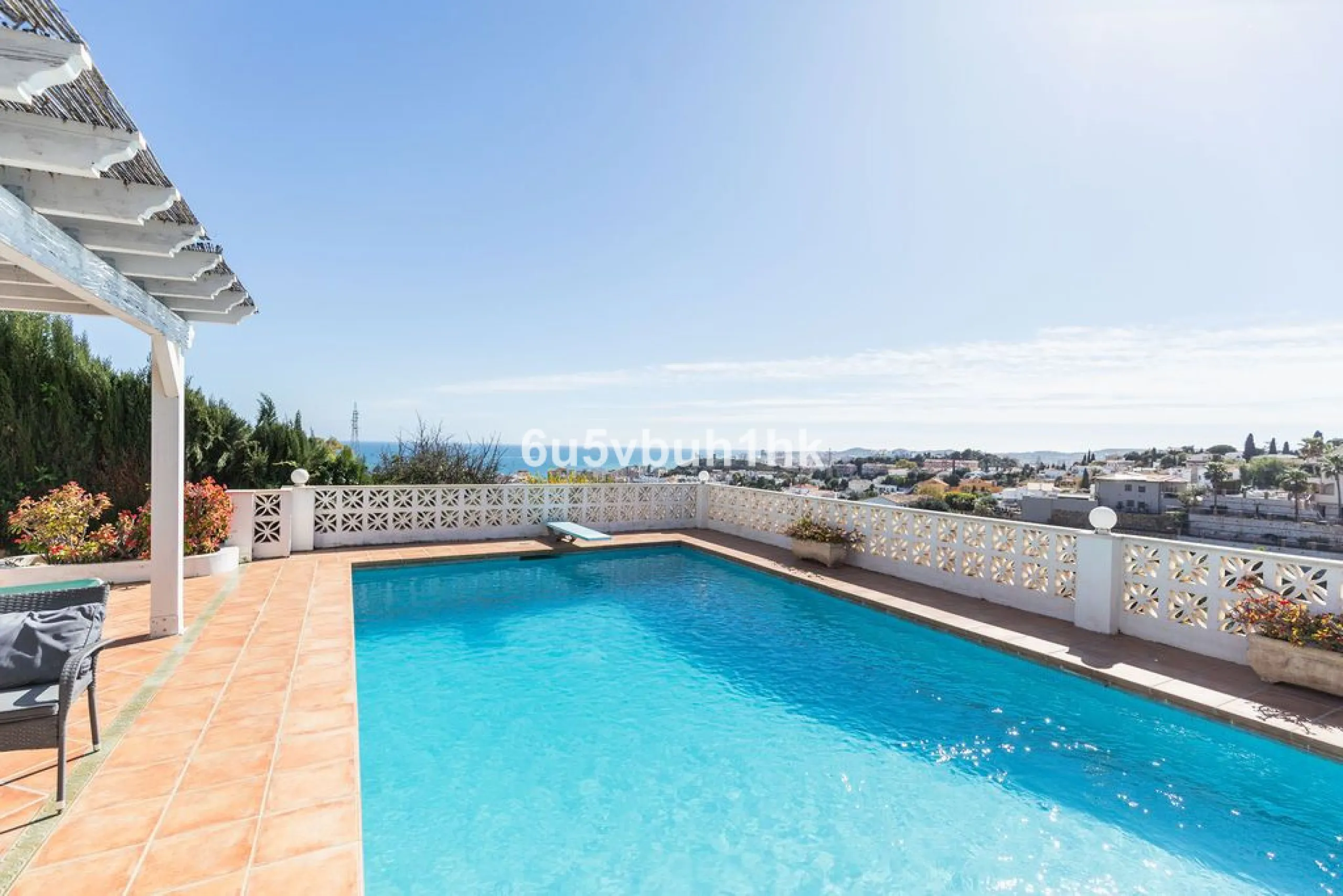 House - Detached Villa в продаже в Fuengirola, Málaga. В доме 4 спален и 6 ванных комнат. Площадь дома 300 м². Площадь участка 1000 м²
