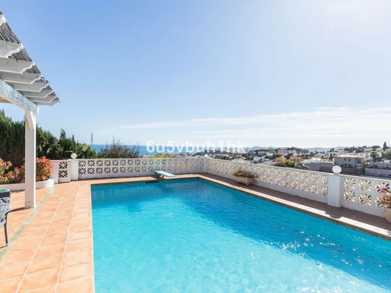 House - Detached Villa в продаже в Fuengirola, Málaga. В доме 4 спален и 6 ванных комнат. Площадь дома 300 м². Площадь участка 1000 м²