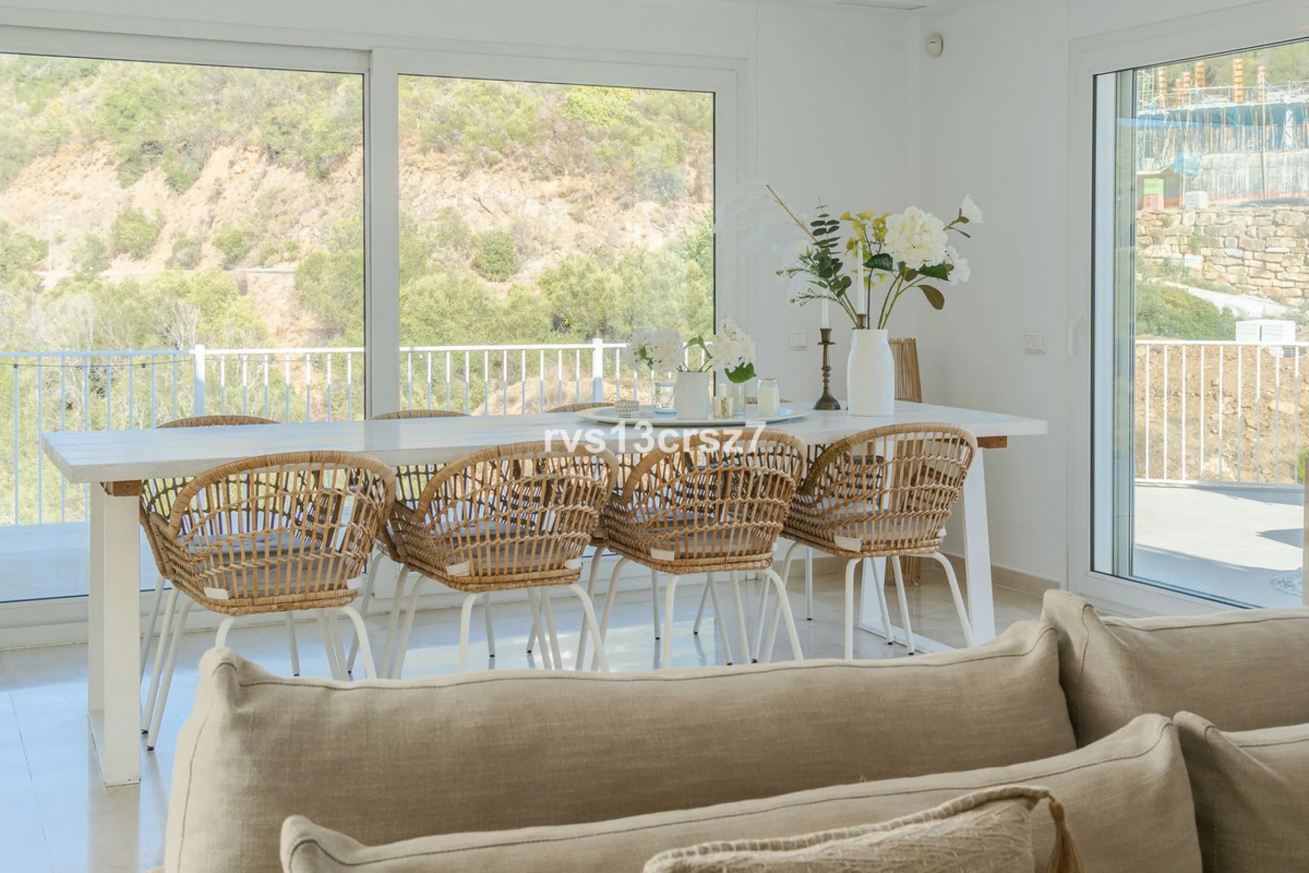 A wonderful opportunity: a luxurious, renovated Ibiza-style villa, unique in its kind, with plenty of privacy and stunning views of the Costa del Sol sea and mountains. This tastefully designed, unique villa offers exceptional privacy thanks to its four e