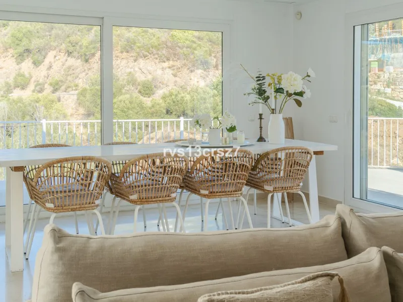 A wonderful opportunity: a luxurious, renovated Ibiza-style villa, unique in its kind, with plenty of privacy and stunning views of the Costa del Sol sea and mountains. This tastefully designed, unique villa offers exceptional privacy thanks to its four e