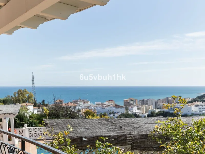 House - Detached Villa в продаже в Fuengirola, Málaga. В доме 4 спален и 6 ванных комнат. Площадь дома 300 м². Площадь участка 1000 м²