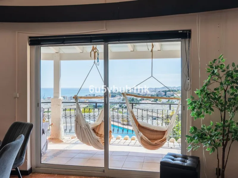 House - Detached Villa в продаже в Fuengirola, Málaga. В доме 4 спален и 6 ванных комнат. Площадь дома 300 м². Площадь участка 1000 м²