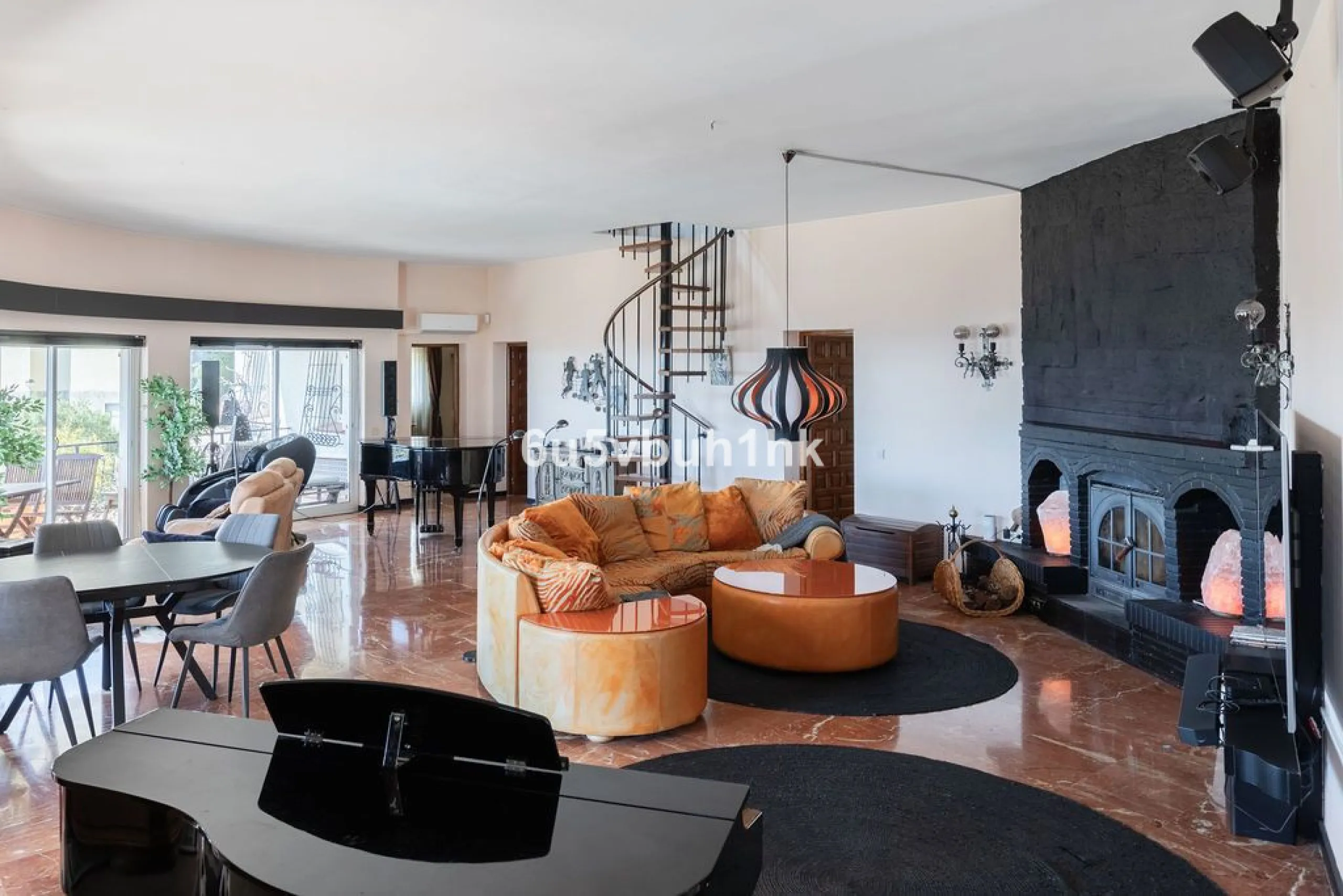 House - Detached Villa в продаже в Fuengirola, Málaga. В доме 4 спален и 6 ванных комнат. Площадь дома 300 м². Площадь участка 1000 м²