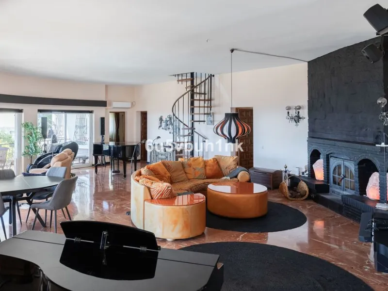 House - Detached Villa в продаже в Fuengirola, Málaga. В доме 4 спален и 6 ванных комнат. Площадь дома 300 м². Площадь участка 1000 м²