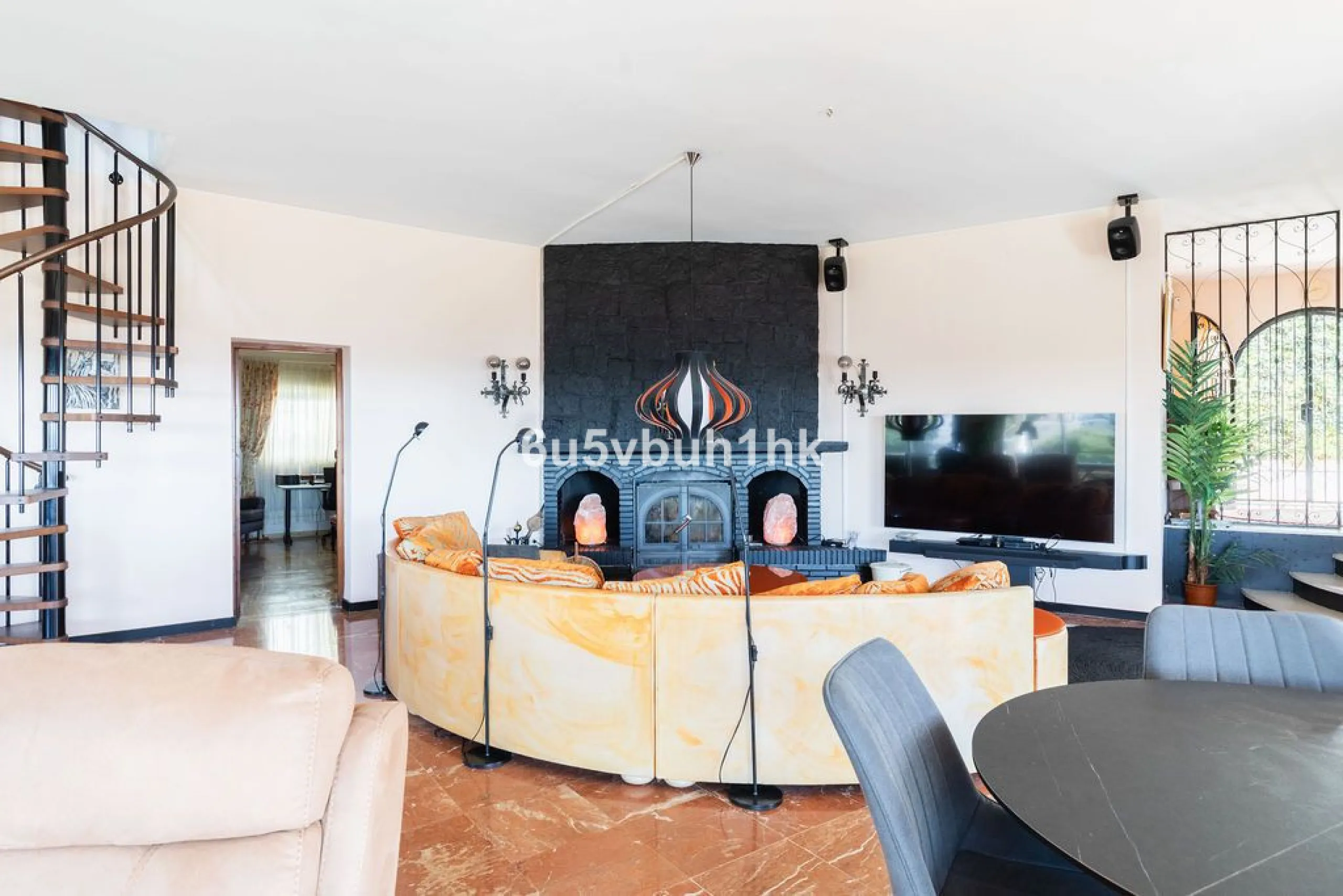 House - Detached Villa в продаже в Fuengirola, Málaga. В доме 4 спален и 6 ванных комнат. Площадь дома 300 м². Площадь участка 1000 м²