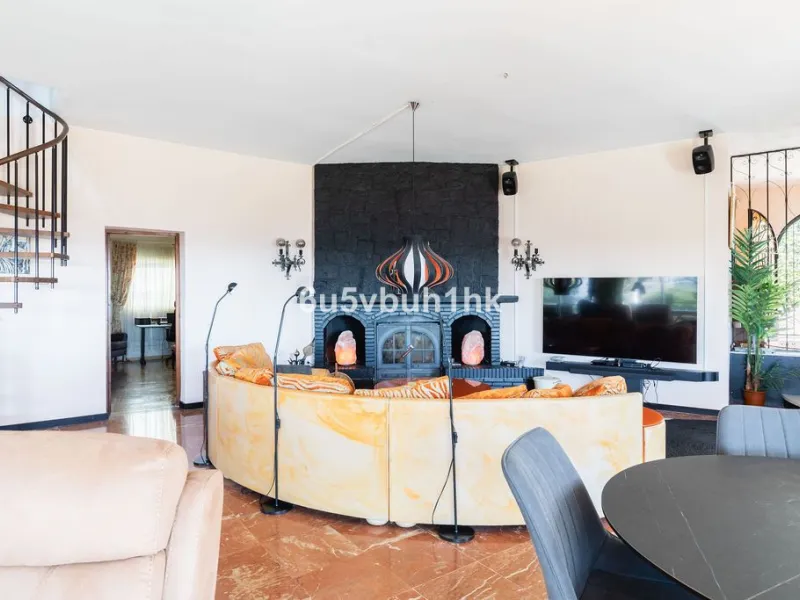 House - Detached Villa в продаже в Fuengirola, Málaga. В доме 4 спален и 6 ванных комнат. Площадь дома 300 м². Площадь участка 1000 м²