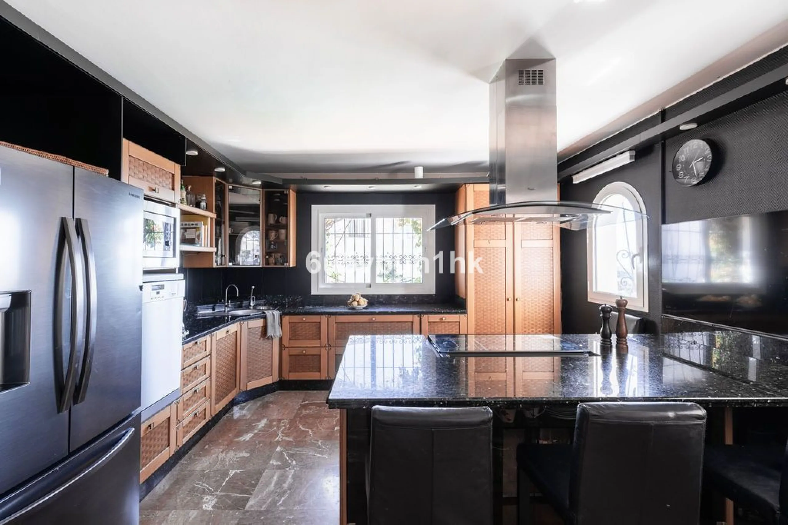 House - Detached Villa в продаже в Fuengirola, Málaga. В доме 4 спален и 6 ванных комнат. Площадь дома 300 м². Площадь участка 1000 м²