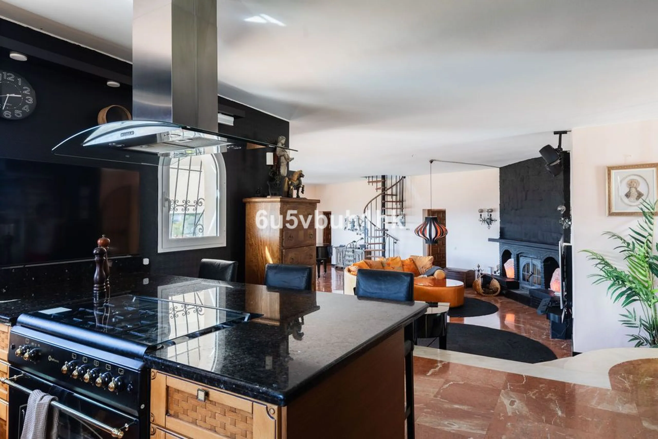 House - Detached Villa в продаже в Fuengirola, Málaga. В доме 4 спален и 6 ванных комнат. Площадь дома 300 м². Площадь участка 1000 м²
