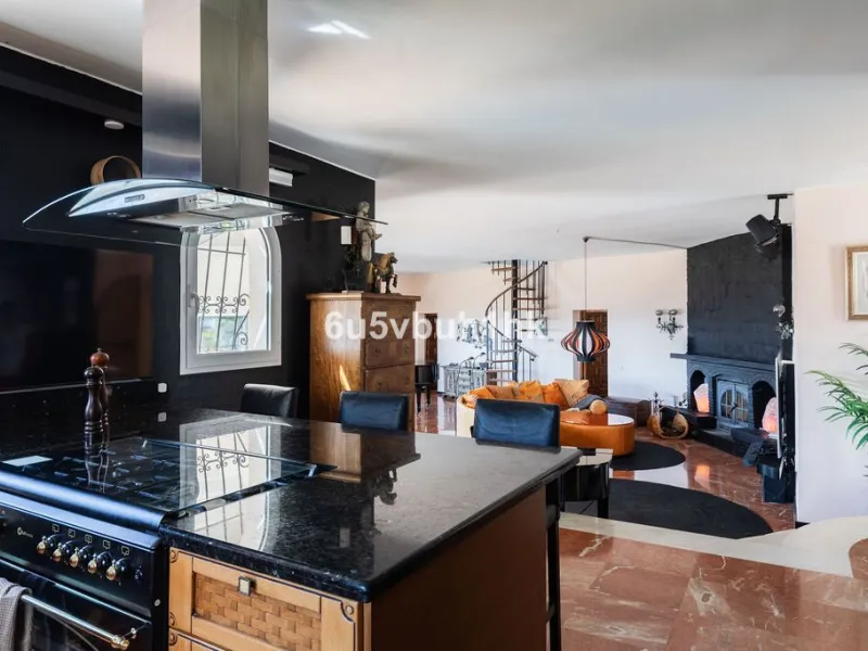 House - Detached Villa в продаже в Fuengirola, Málaga. В доме 4 спален и 6 ванных комнат. Площадь дома 300 м². Площадь участка 1000 м²