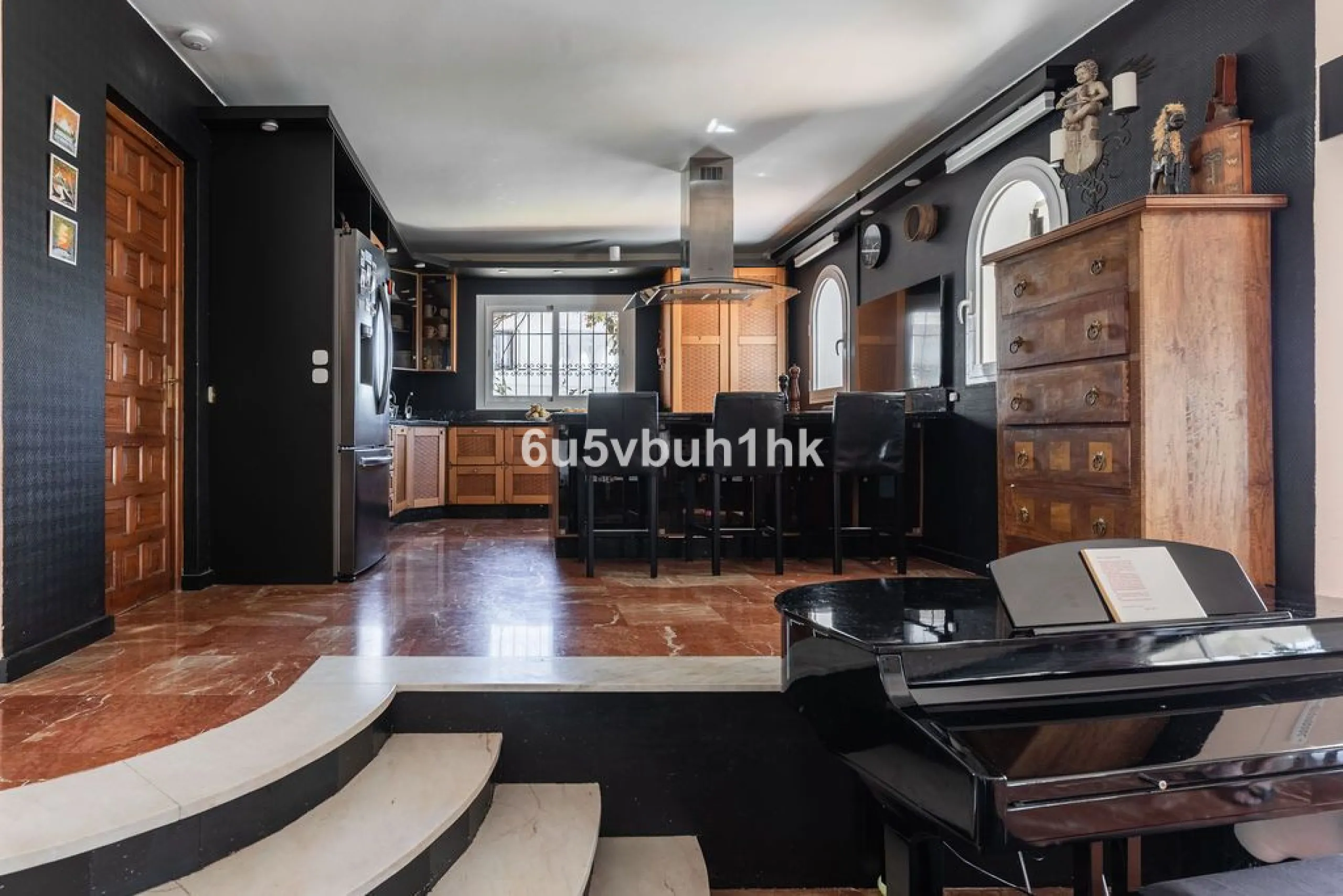 House - Detached Villa в продаже в Fuengirola, Málaga. В доме 4 спален и 6 ванных комнат. Площадь дома 300 м². Площадь участка 1000 м²