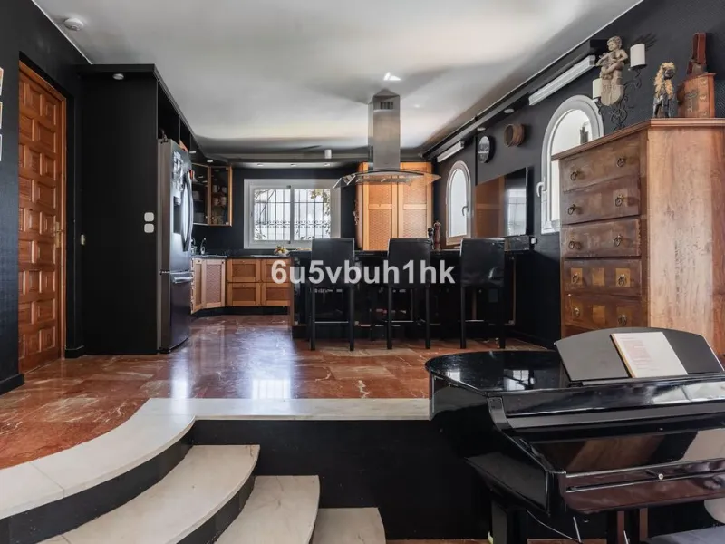 House - Detached Villa в продаже в Fuengirola, Málaga. В доме 4 спален и 6 ванных комнат. Площадь дома 300 м². Площадь участка 1000 м²
