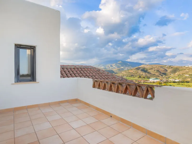 Luxury Duplex Penthouse with Panoramic Sea Views – Estepona with valid RTA (touristic rental licence).