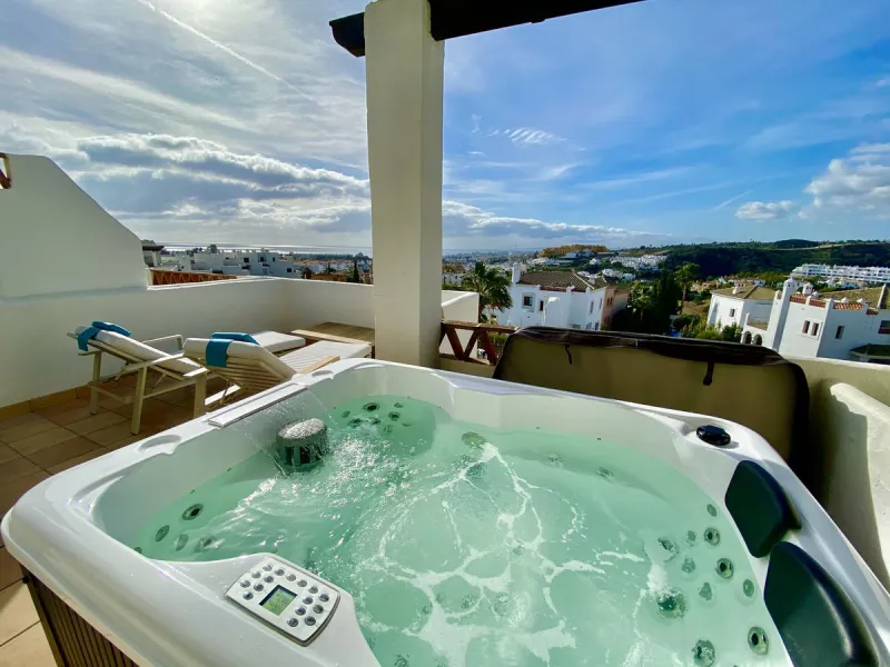 Luxury Duplex Penthouse with Panoramic Sea Views – Estepona with valid RTA (touristic rental licence).