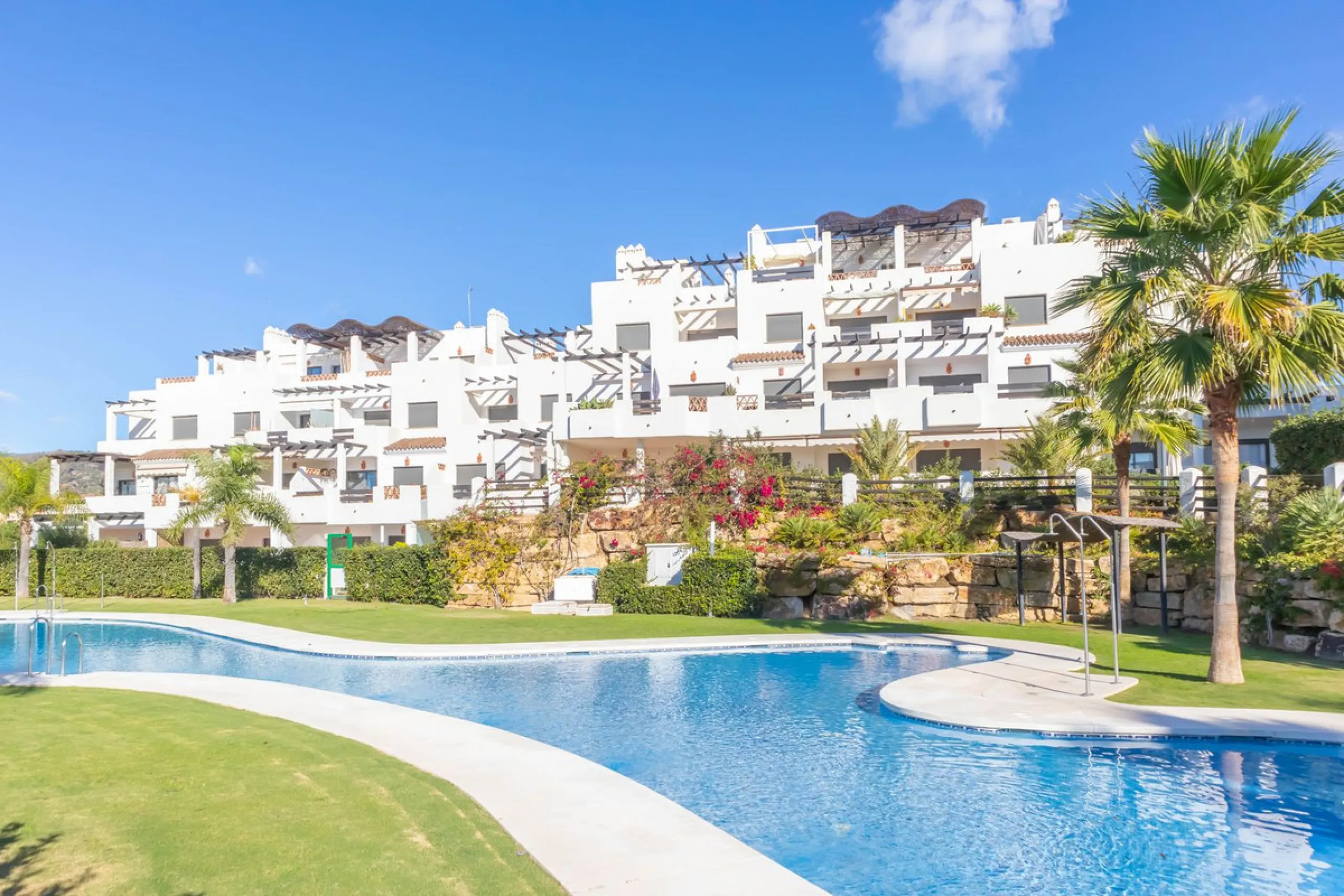 Luxury Duplex Penthouse with Panoramic Sea Views – Estepona with valid RTA (touristic rental licence).