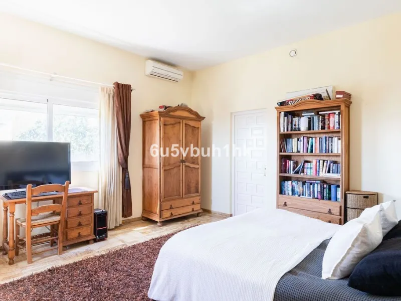 House - Detached Villa в продаже в Fuengirola, Málaga. В доме 4 спален и 6 ванных комнат. Площадь дома 300 м². Площадь участка 1000 м²