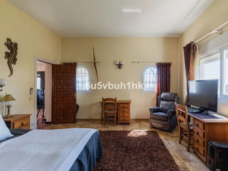 House - Detached Villa в продаже в Fuengirola, Málaga. В доме 4 спален и 6 ванных комнат. Площадь дома 300 м². Площадь участка 1000 м²