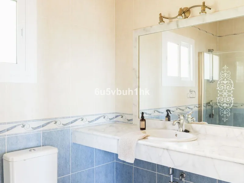 House - Detached Villa в продаже в Fuengirola, Málaga. В доме 4 спален и 6 ванных комнат. Площадь дома 300 м². Площадь участка 1000 м²