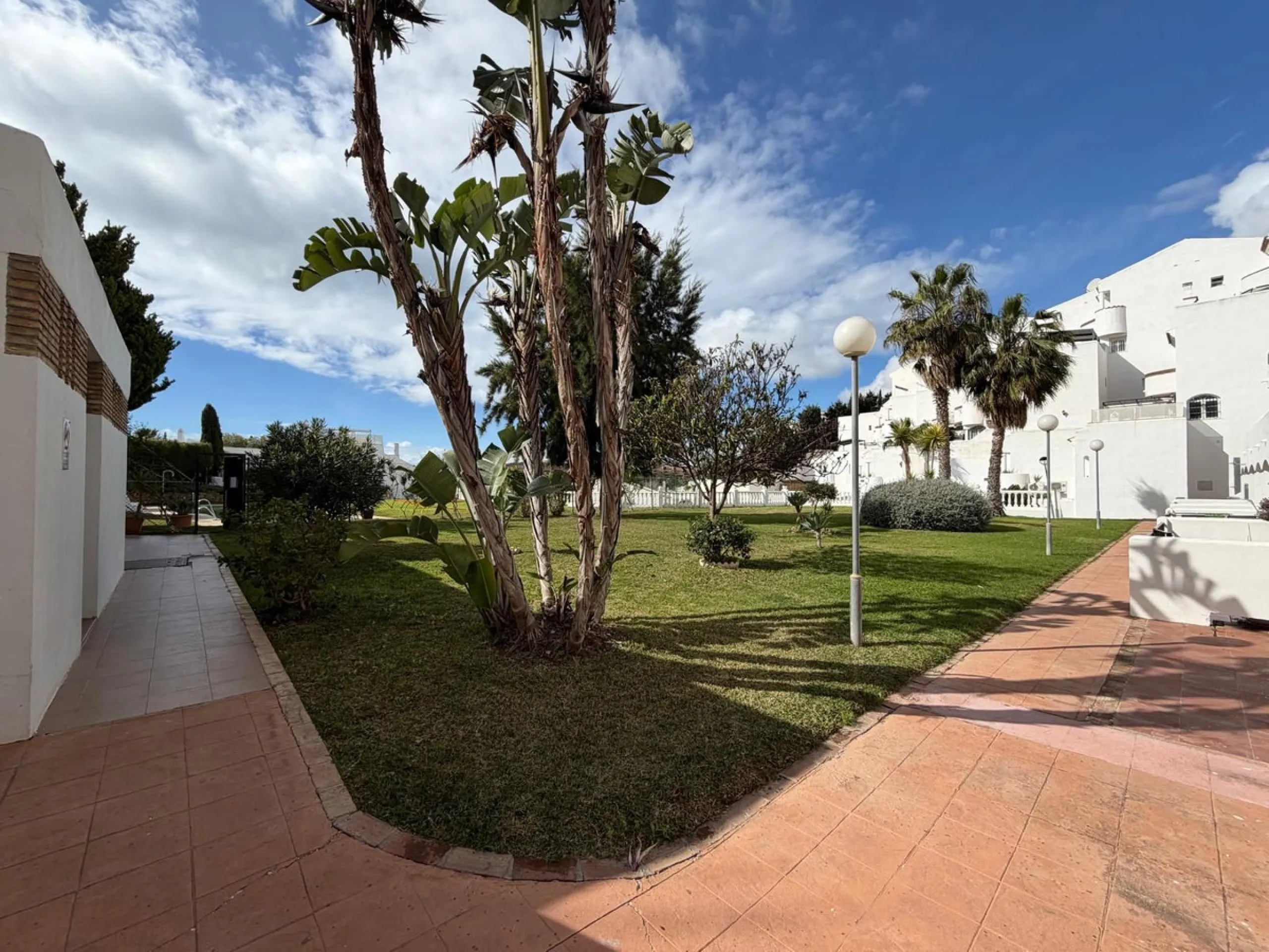 Apartment - Middle Floor Apartment в продаже в Benalmadena, Málaga. В доме 2 спален и 2 ванных комнат. Площадь дома 75 м²