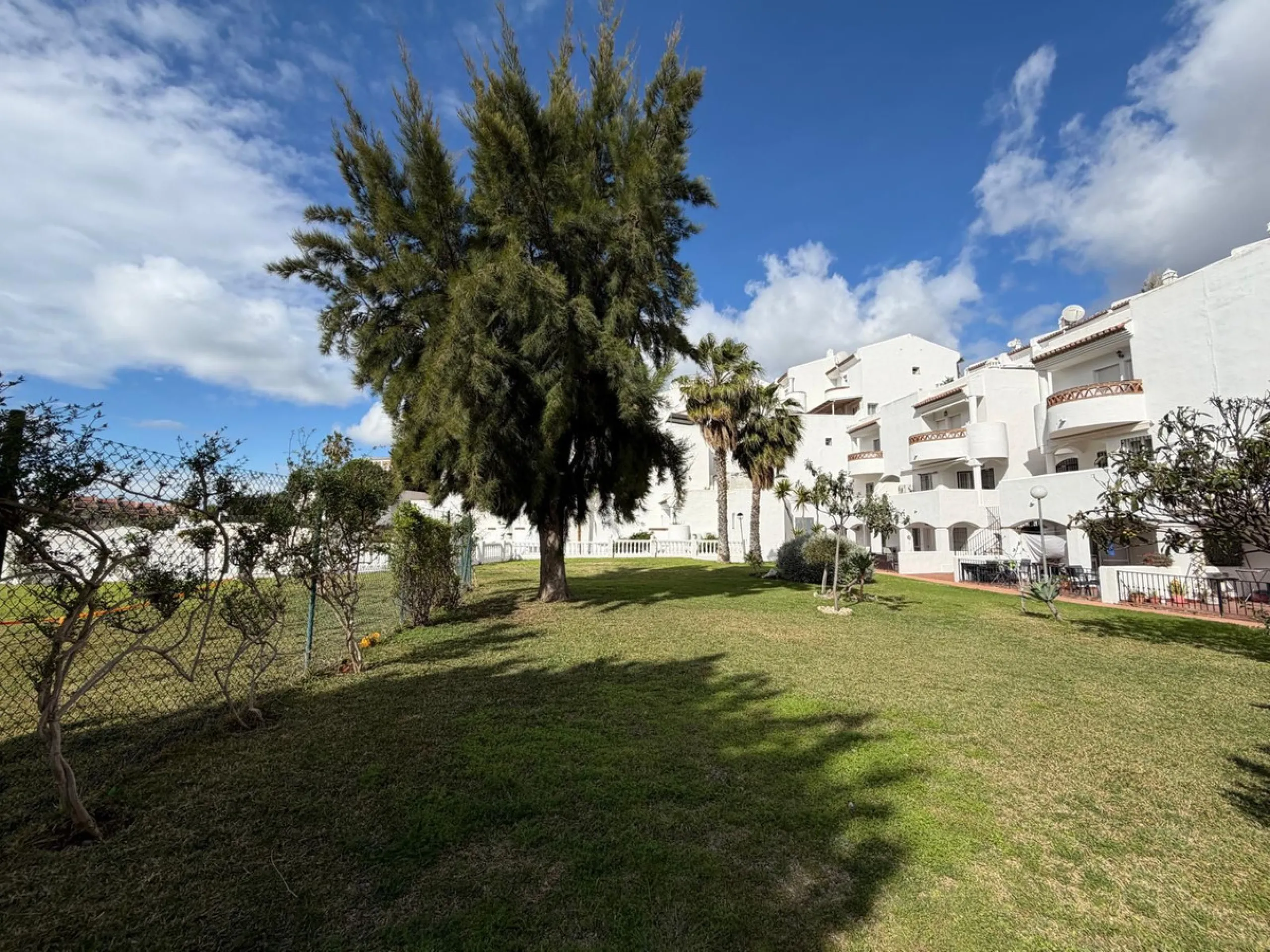 Apartment - Middle Floor Apartment в продаже в Benalmadena, Málaga. В доме 2 спален и 2 ванных комнат. Площадь дома 75 м²