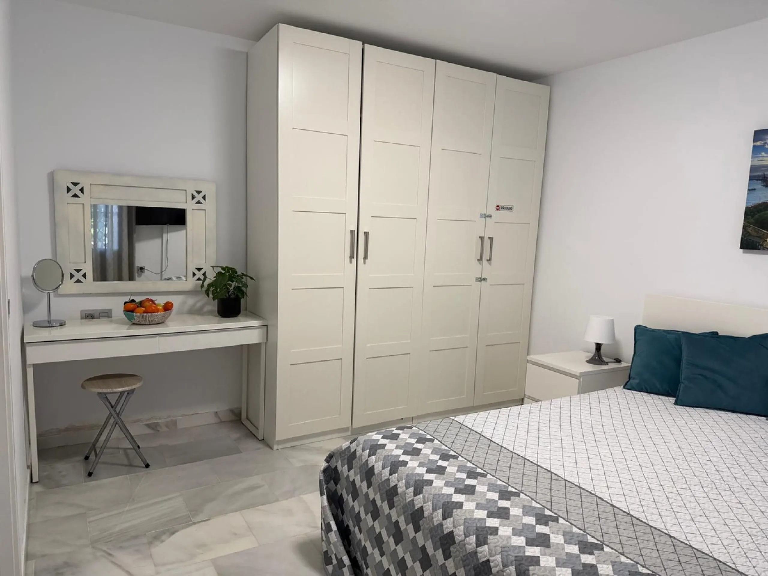Apartment - Middle Floor Apartment в продаже в Benalmadena, Málaga. В доме 2 спален и 2 ванных комнат. Площадь дома 75 м²