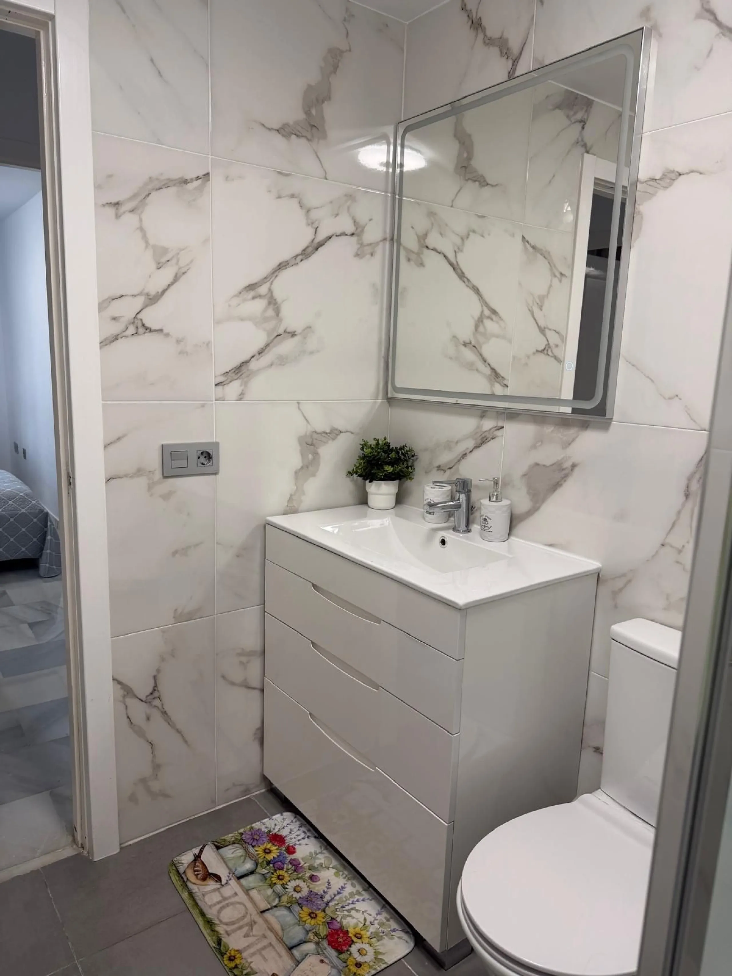 Apartment - Middle Floor Apartment в продаже в Benalmadena, Málaga. В доме 2 спален и 2 ванных комнат. Площадь дома 75 м²