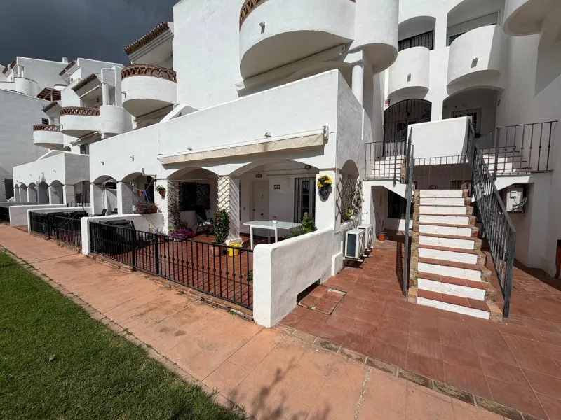 Apartment - Middle Floor Apartment в продаже в Benalmadena, Málaga. В доме 2 спален и 2 ванных комнат. Площадь дома 75 м²