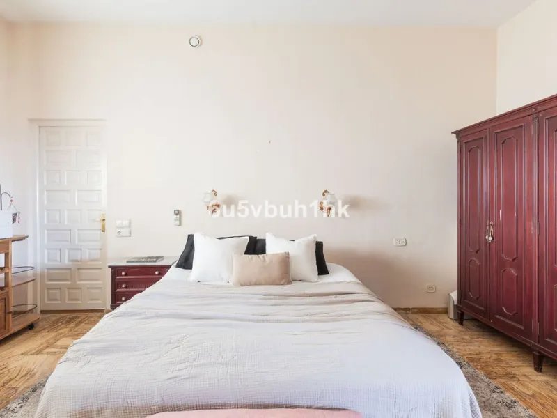House - Detached Villa в продаже в Fuengirola, Málaga. В доме 4 спален и 6 ванных комнат. Площадь дома 300 м². Площадь участка 1000 м²