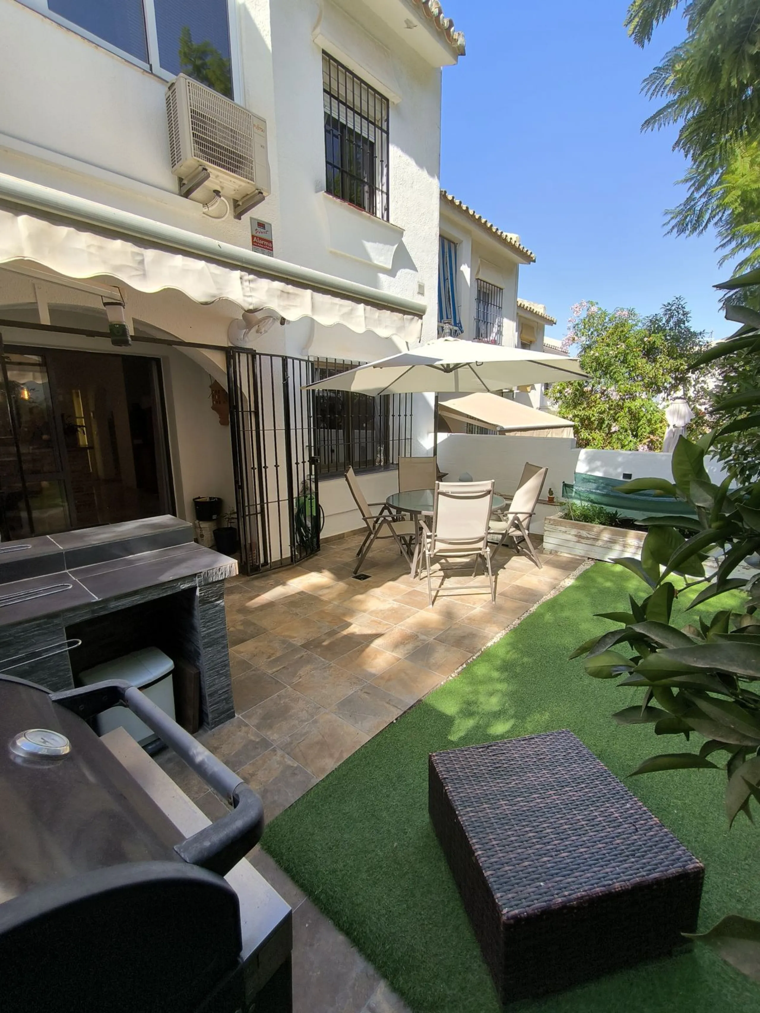 Situated in the popular residential area of Cerros del Aguila, just a short drive from the beach and the vibrant centre of Fuengirola, this beautifully renovated semi-detached house is ready to move straight into.