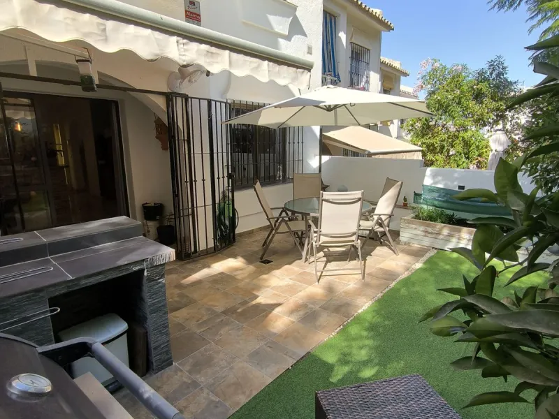 Situated in the popular residential area of Cerros del Aguila, just a short drive from the beach and the vibrant centre of Fuengirola, this beautifully renovated semi-detached house is ready to move straight into.