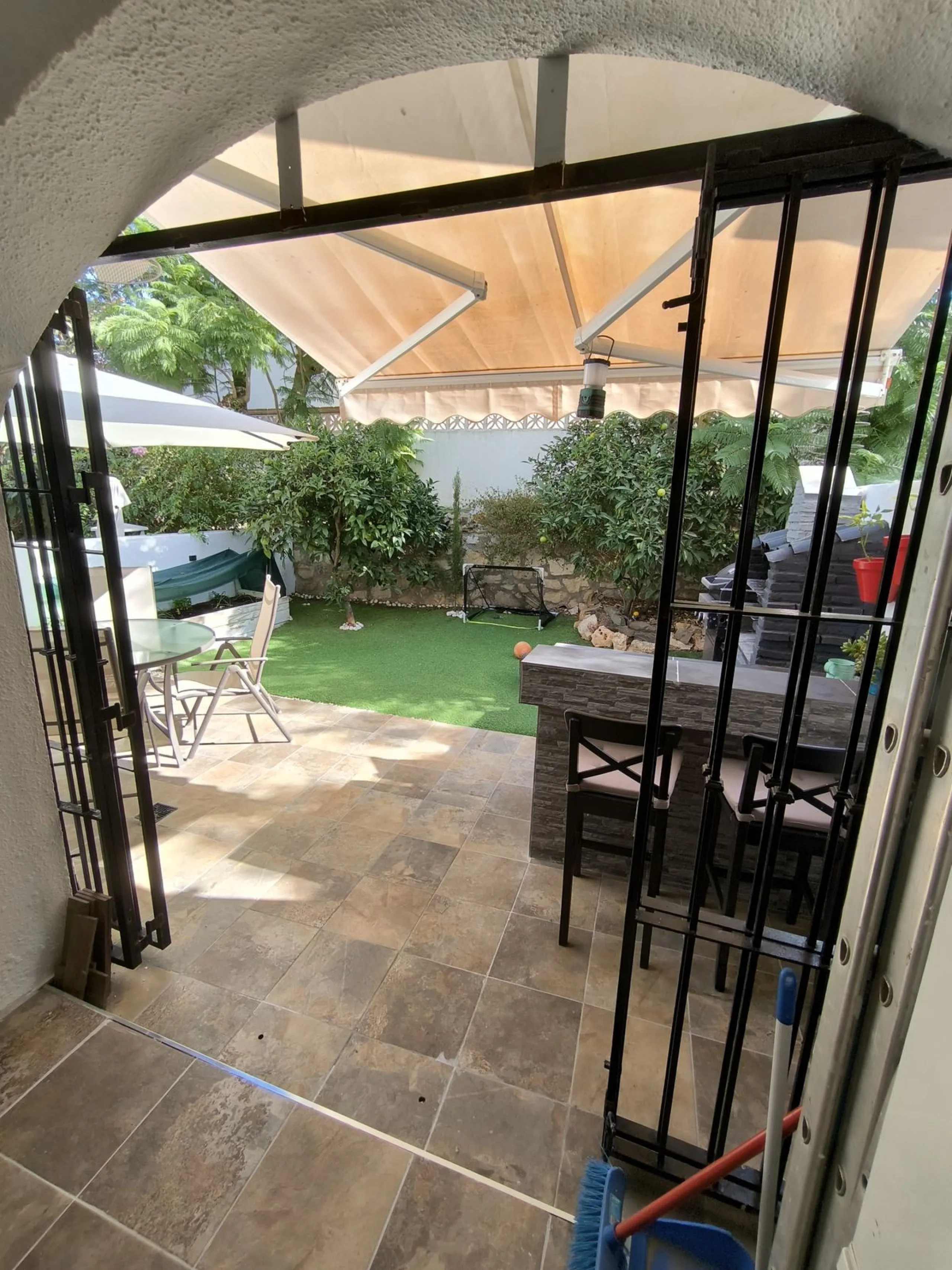 Situated in the popular residential area of Cerros del Aguila, just a short drive from the beach and the vibrant centre of Fuengirola, this beautifully renovated semi-detached house is ready to move straight into.