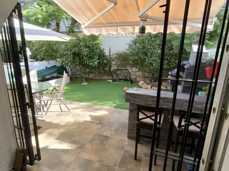 Situated in the popular residential area of Cerros del Aguila, just a short drive from the beach and the vibrant centre of Fuengirola, this beautifully renovated semi-detached house is ready to move straight into.