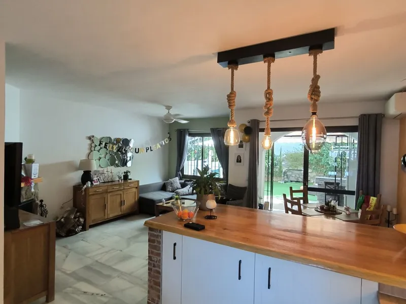 Situated in the popular residential area of Cerros del Aguila, just a short drive from the beach and the vibrant centre of Fuengirola, this beautifully renovated semi-detached house is ready to move straight into.